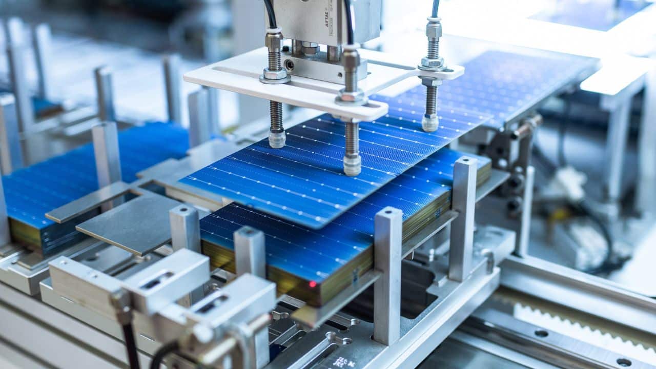 Production of FIT VOLT Panels for BIPV SOLROOF Steel Roof